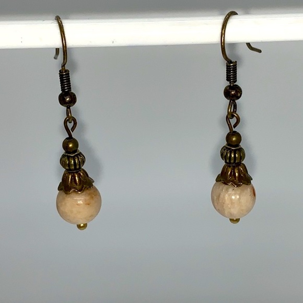 21129 ⭐️Sunstone earrings with antique gold findings.⭐️